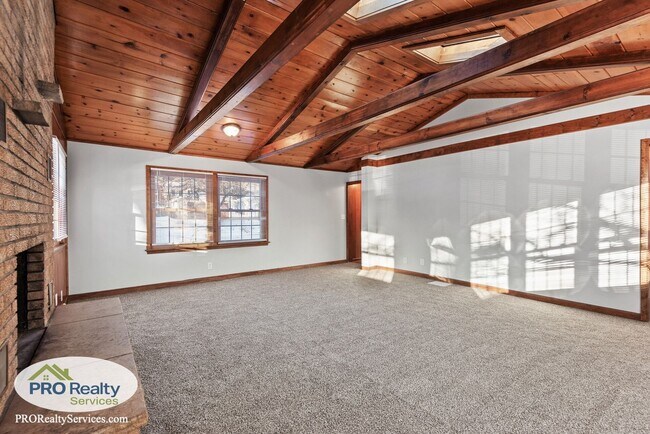 Building Photo - 4 Bedroom Home in North St. Paul