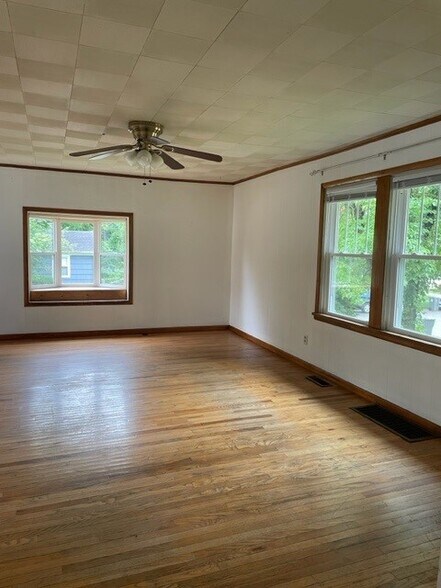 Living room with south facing bay window - 215 E Vermilya Ave