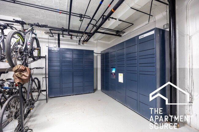 Building Photo - 1140 N La Salle Dr