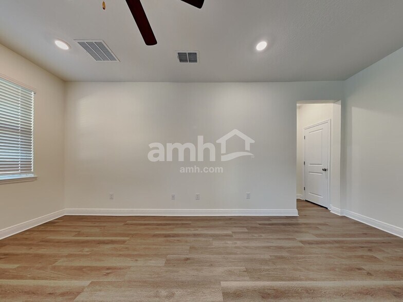 Building Photo - 27055 St Andrews Ave