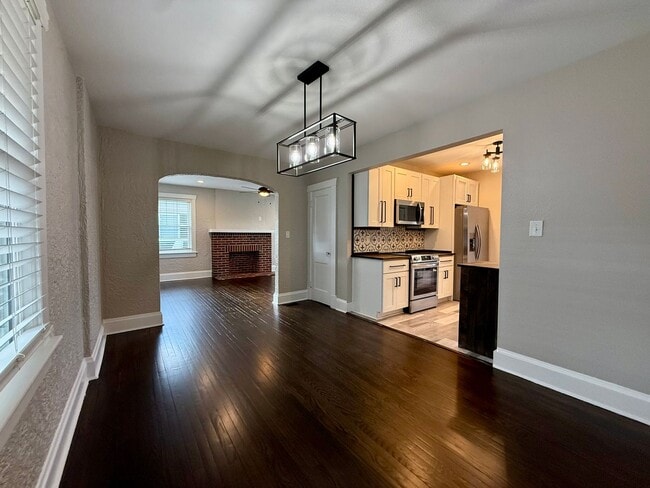 Building Photo - Charming 4-Bedroom Home with Modern Updates, Large Yard & Garage – Pet Friendly!