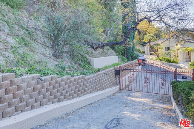 Building Photo - 4520 Gable Dr