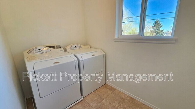 Building Photo - 1733 N Wycoff Ave