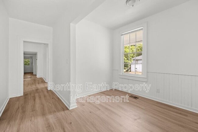 Building Photo - 552 S Bainbridge St