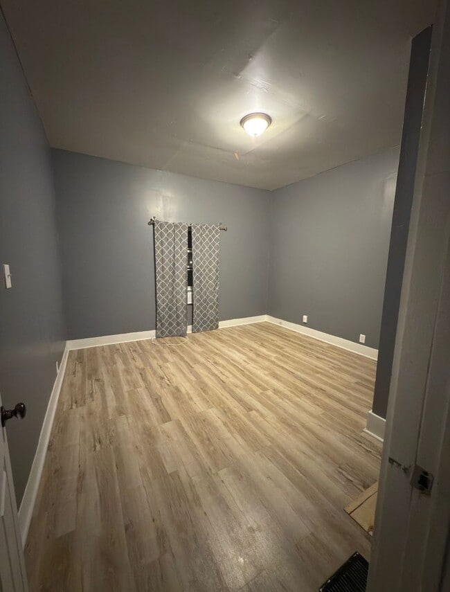 Building Photo - 2 Bed 1 Bath unit