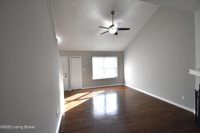 Building Photo - 4313 Hickoryview Dr