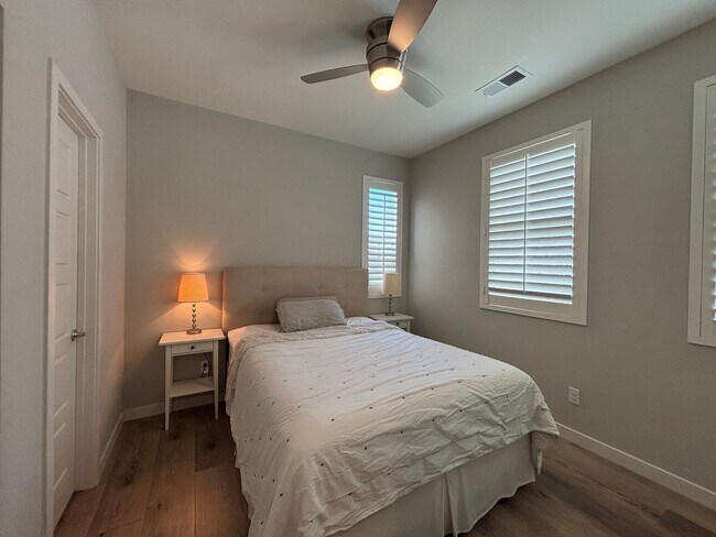 Building Photo - Updated 4 Bedroom 3.5 bath Condo located i...