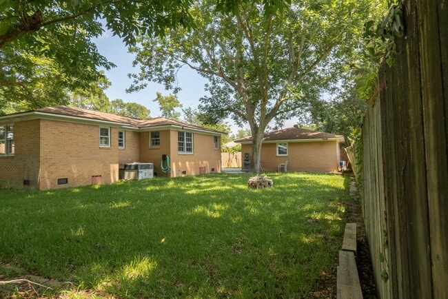 Building Photo - 1329 White House Blvd