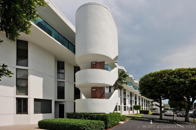 Building Photo - 1800 S Ocean Dr