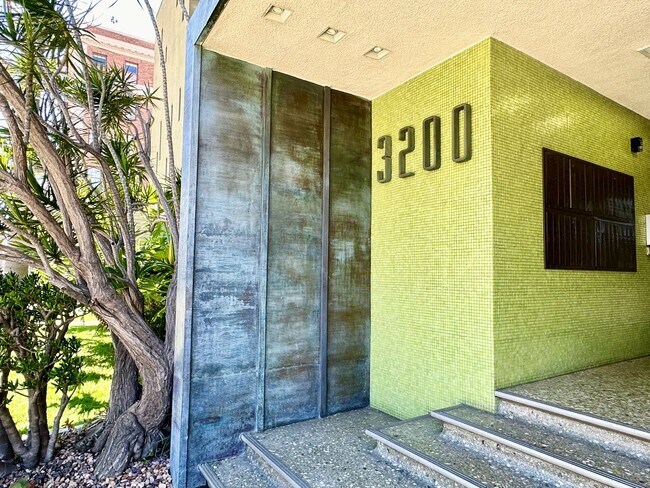 Building Photo - Mid-Century Modern Condo with Views of Balboa Park - 2 Bed x 2 Bath with Parking