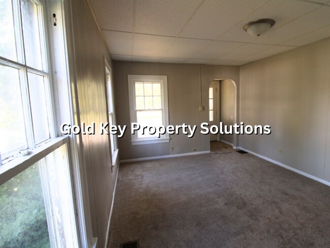 Building Photo - 2 BR 1 BA House with All New Carpet and Pa...