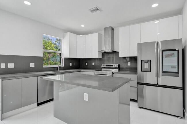 Building Photo - 1215 W Las Olas Blvd