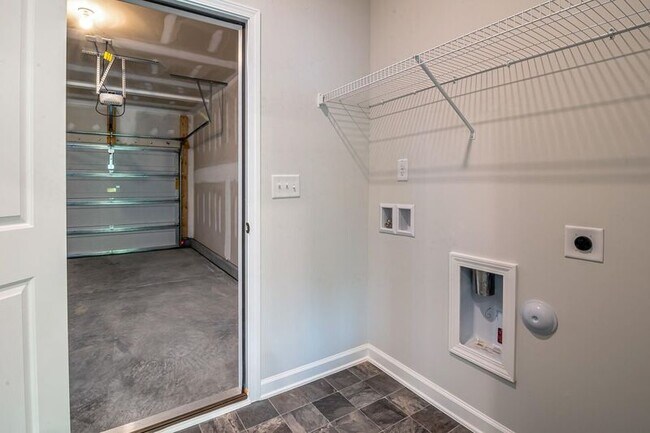 Building Photo - 214 Bedivere Ln