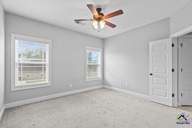 Building Photo - 300 Cheshire Dr