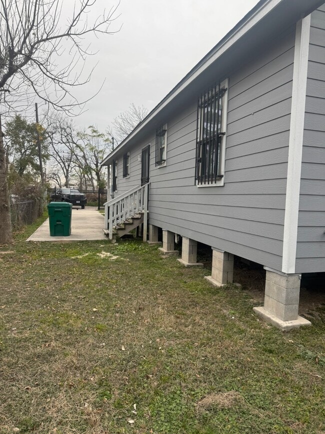 Building Photo - 2614 Eva St