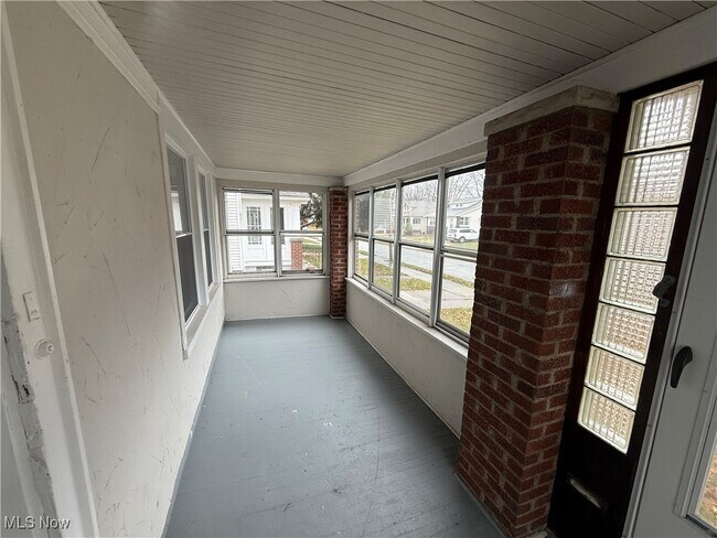 Building Photo - 19600 Pasnow Ave