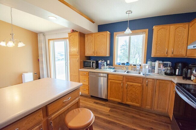 Building Photo - Fantastic NW Rochester home with great updates!
