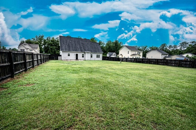 Building Photo - 204 Gillcrest Ct