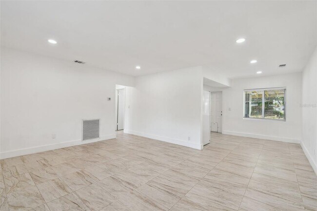 Building Photo - 910 43rd St W