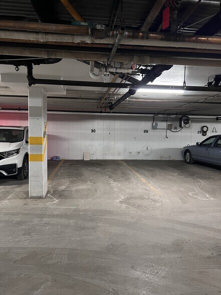 Building Photo - 9242 Gross Point Rd