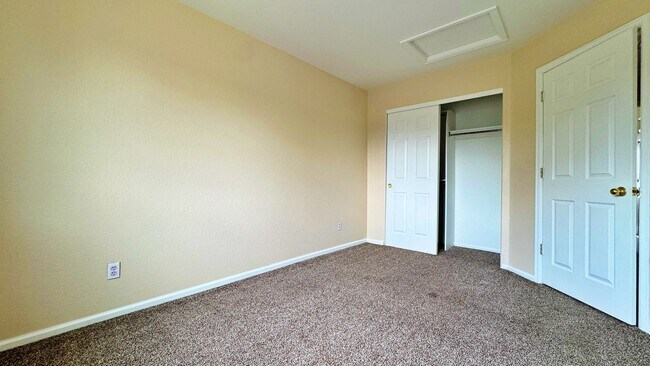 Building Photo - Welcome to this Fantastic 4 Bed 2.5 Bath i...