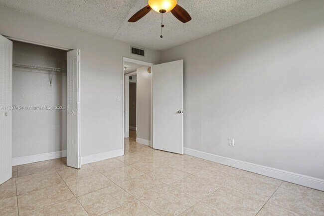 Building Photo - 9451 Evergreen Pl