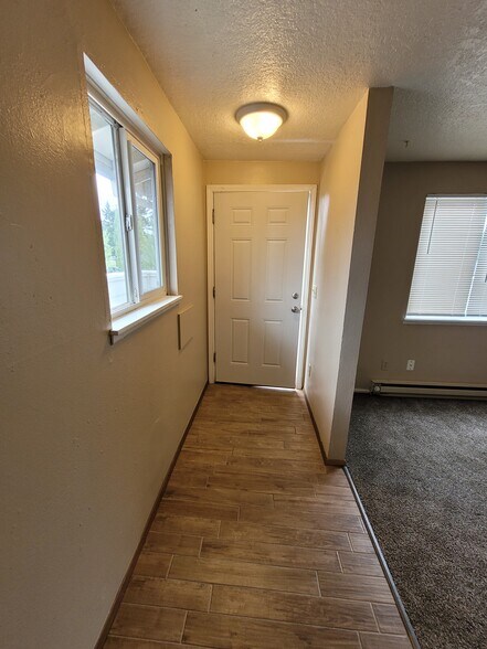 unit d tile entry - 1045 S Jasper St