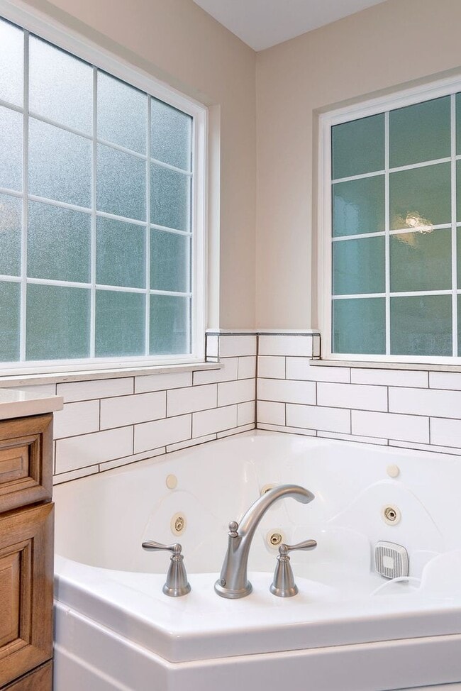 Building Photo - Spacious Home on Wooded Lot!