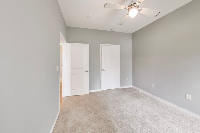 Building Photo - Luxury 1BD/1BA condo steps to SS METRO