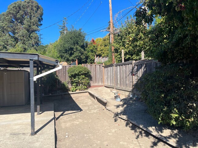 Building Photo - 4 Bedroom Ranch Style Home in Quiet El Sobrante Neighborhood