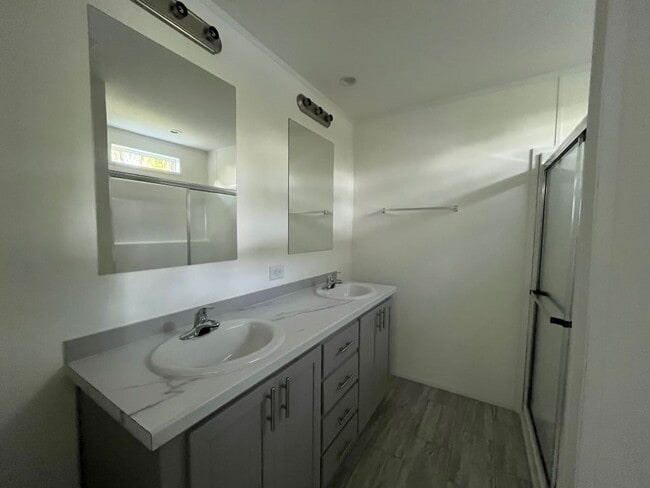 Building Photo - 18 Eland Dr