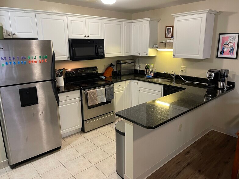 Building Photo - 10 Florence St