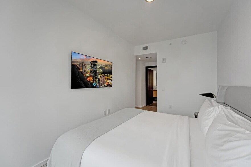 Building Photo - 398 NE 5th St