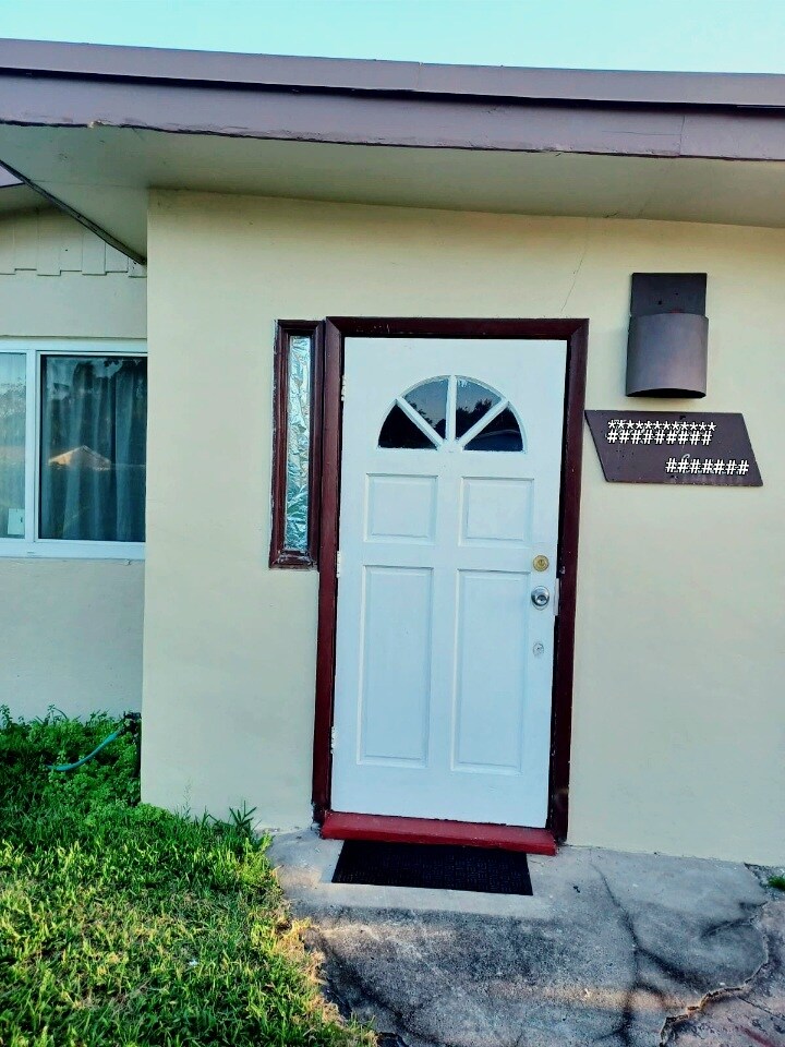 Private entrance - 4216 SW 51st St