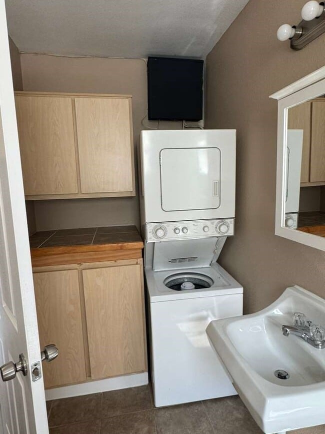 Building Photo - 1225 W 25th St