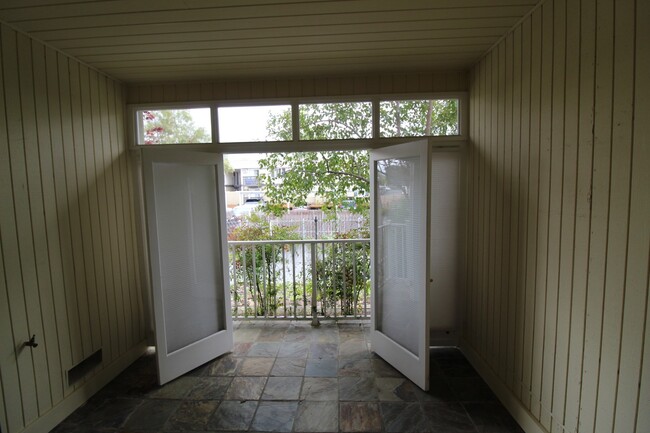 Building Photo - Concord Beautiful 1 bedroom 1 bath condo u...