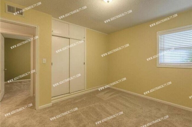 Building Photo - Adorable North Overland Park Home-Available in APRIL!!