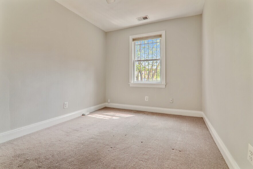 One Bedroom - 728 5th St SE