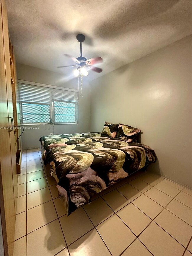Building Photo - 4730 Pine Tree Dr