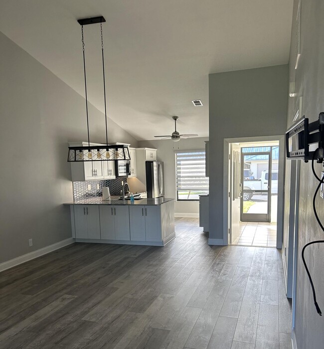 Building Photo - 7716 SE Sugar Sand Cir