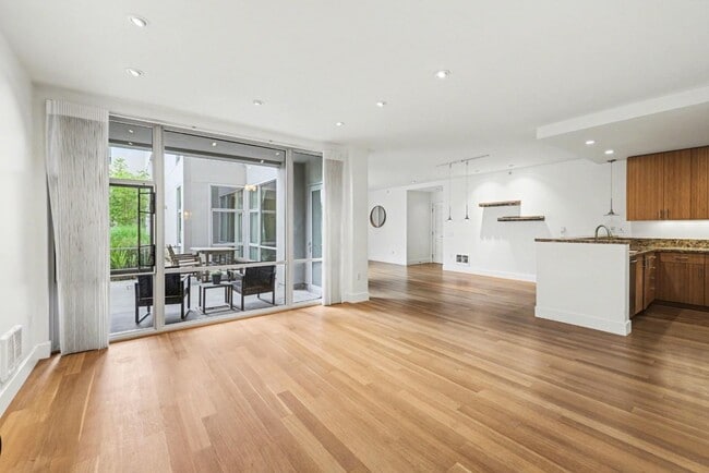 Building Photo - 235 Berry St