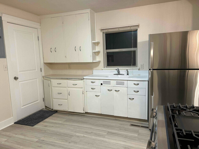 Building Photo - 269 S 400 W