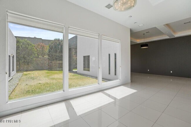 Building Photo - 6324 Via Serena Dr
