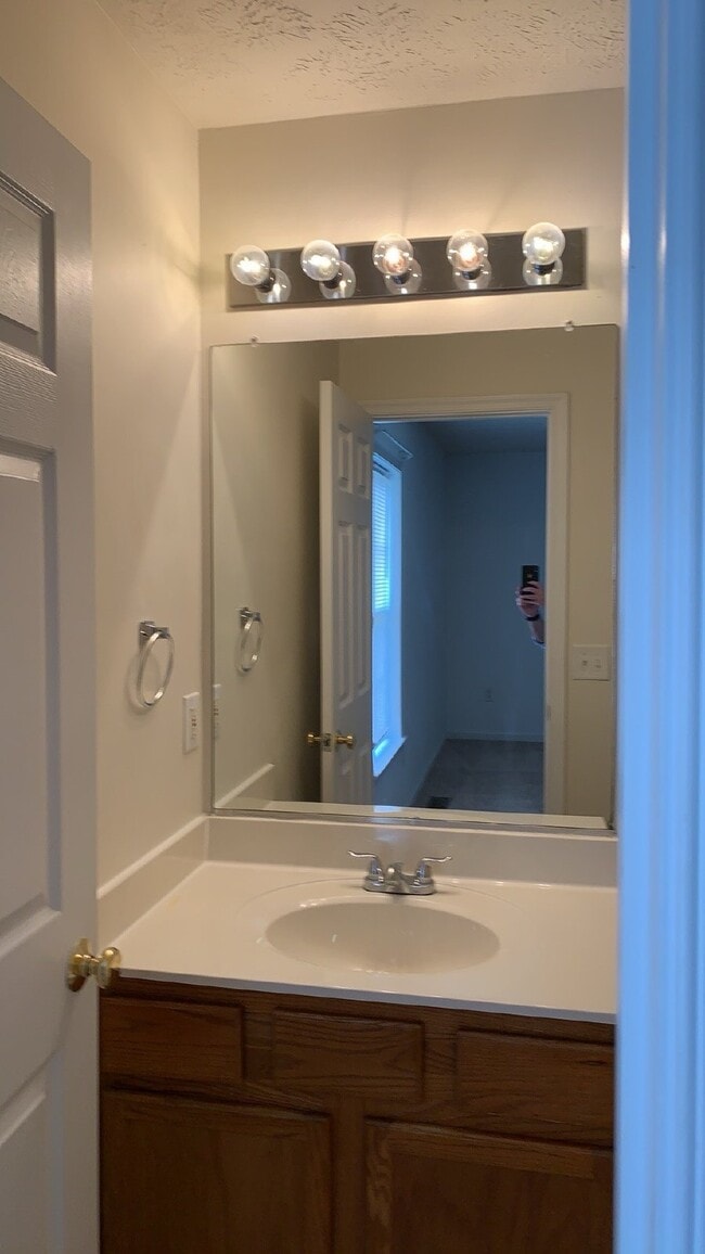 Building Photo - Spacious End Unit Townhome - 3 Bedrooms & ...