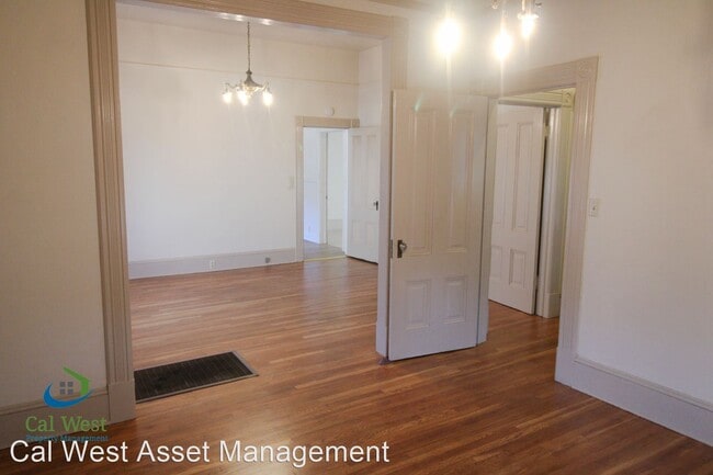 Building Photo - 3 br, 1 bath House - 930 W Taylor St