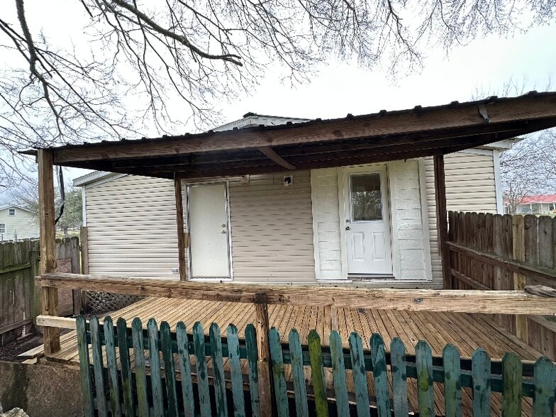 Building Photo - 917 FM247