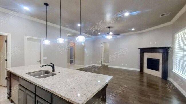 Building Photo - Super 4 bed 2 bath on the Southwest side.