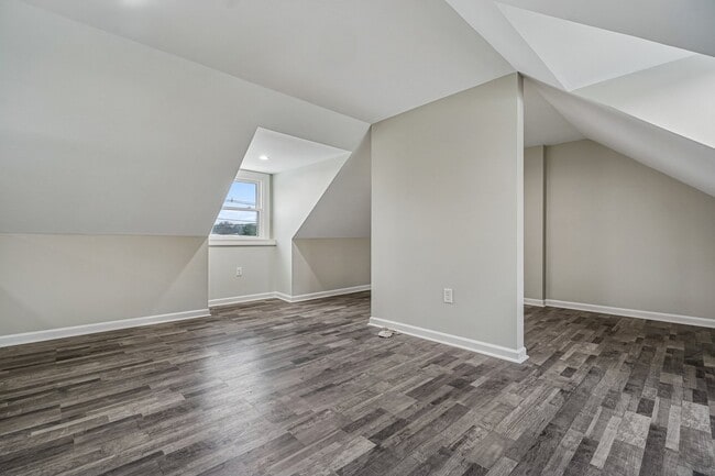 Building Photo - 68 Valley Rd