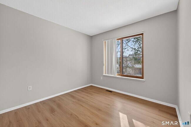 Building Photo - 155 Cottonwood Rd