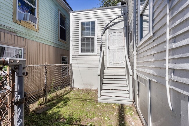 Building Photo - 511 9th St